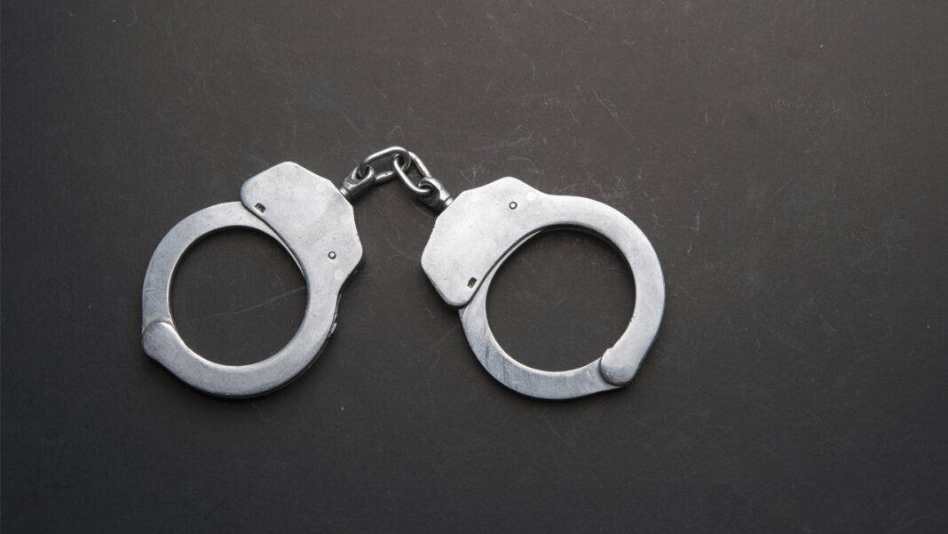 Handcuffs_4C_568512175