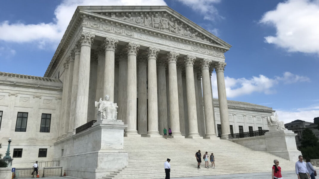 U.S._Supreme_Court_photo_shot_by_Andrew