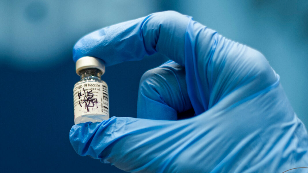 ET-Vacines_2-012521-Landerson A dose of Pfizer’s COVID-19 vaccine.